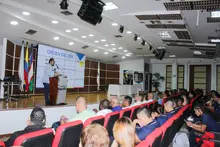 Estudiantes de la Facultad de Ciencias de la Educación y del Deporte reciben sus gafetes para iniciar Prácticas Pedagógicas