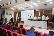 Estudiantes de la Facultad de Ciencias de la Educación y del Deporte reciben sus gafetes para iniciar Prácticas Pedagógicas