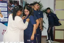 Estudiantes de la Facultad de Ciencias de la Educación y del Deporte reciben sus gafetes para iniciar Prácticas Pedagógicas