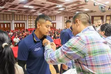 Estudiantes de la Facultad de Ciencias de la Educación y del Deporte reciben sus gafetes para iniciar Prácticas Pedagógicas