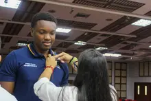 Estudiantes de la Facultad de Ciencias de la Educación y del Deporte reciben sus gafetes para iniciar Prácticas Pedagógicas