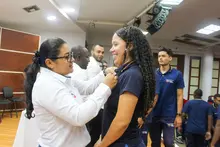 Estudiantes de la Facultad de Ciencias de la Educación y del Deporte reciben sus gafetes para iniciar Prácticas Pedagógicas