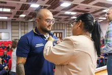 Estudiantes de la Facultad de Ciencias de la Educación y del Deporte reciben sus gafetes para iniciar Prácticas Pedagógicas