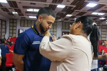 Estudiantes de la Facultad de Ciencias de la Educación y del Deporte reciben sus gafetes para iniciar Prácticas Pedagógicas