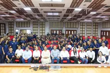 Estudiantes de la Facultad de Ciencias de la Educación y del Deporte reciben sus gafetes para iniciar Prácticas Pedagógicas