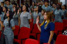 Estudiantes de Fisioterapia y Terapia Ocupacional inician sus pr&aacute;cticas con ceremonia de imposici&oacute;n de gafetes