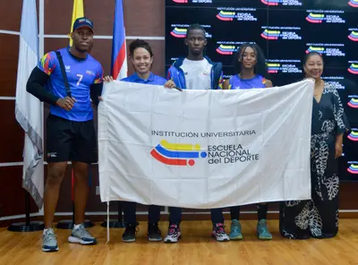 La rectora Patricia Martínez realiza la entrega de banderas y uniformes para nuestros atletas representantes en los Juegos Universitarios Nacionales 2023