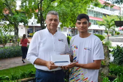 Estudiantes de Mercadeo y Negocios Internacionales participaron en conferencia sobre comercio exterior
