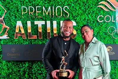 La rectora Patricia Mart&iacute;nez entreg&oacute; el Altius de Oro &ndash; Promesa del A&ntilde;o en la 13.&ordf; edici&oacute;n de los Premios