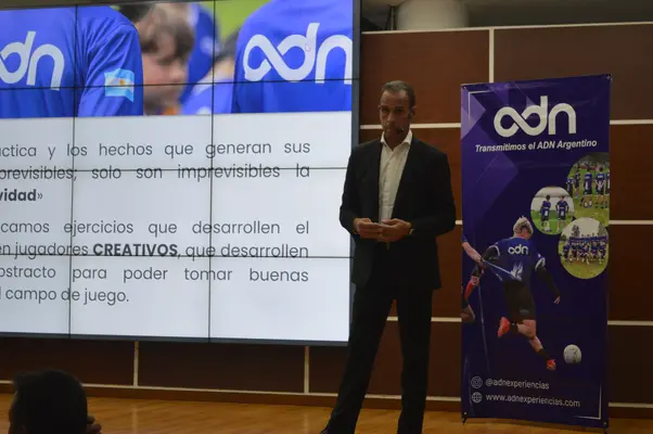 Se realizó en la IUEND la conferencia y clínica deportiva en campo ‘ADN del Campeón’ con el exarquero y entrenador argentino Carlos 'El Mono' Navarro
